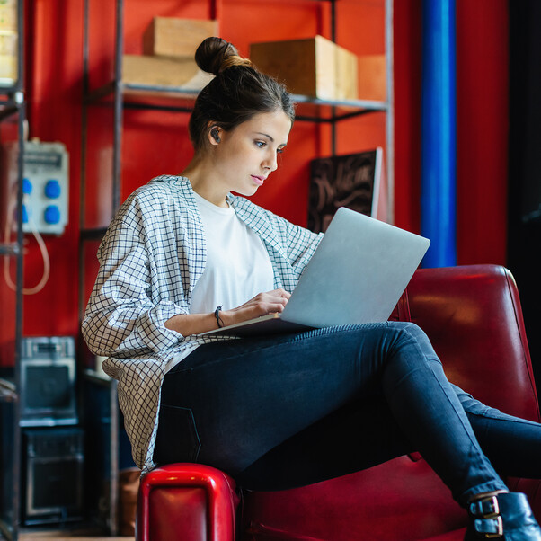 Sie sehen das Produktbild 09 von JBL Tour Pro 2 TWS, kabelloser In-Ear Bluetooth Kopfhörer, schwarz > JBL Tour Pro 2 TWS, kabelloser In-Ear Bluetooth Kopfhörer, schwarz >