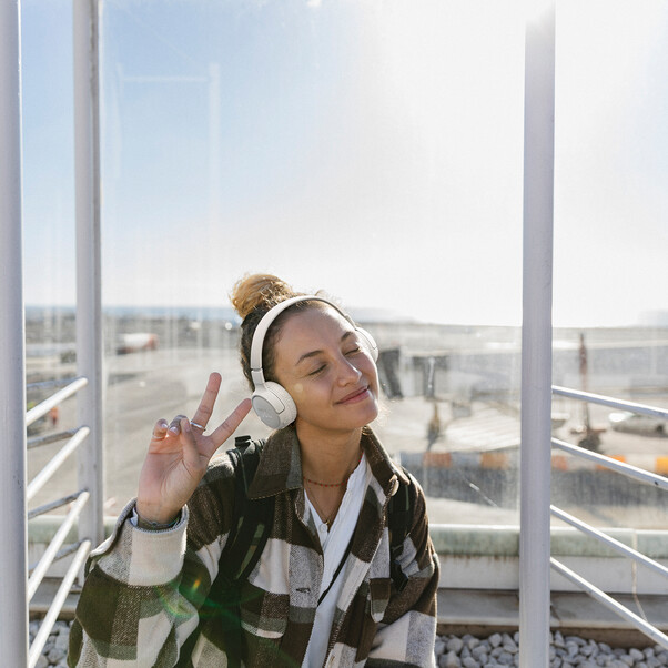 Sie sehen das Produktbild 08 von JBL Tune 670NCBT, On-Ear Kopfhörer, weiß > JBL Tune 670NCBT, On-Ear Kopfhörer, weiß >