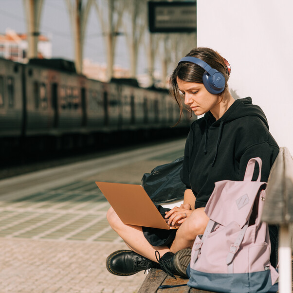 Sie sehen das Produktbild 08 von JBL Tune 770NCBT, Over-Ear Kopfhörer, blau JBL Tune 770NCBT, Over-Ear Kopfhörer, blau