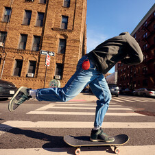 Sie sehen das Produktbild 06 von JBL Clip5, Bluetooth-Lautsprecher mit Karabinerhaken, rot JBL Clip5, Bluetooth-Lautsprecher mit Karabinerhaken, rot