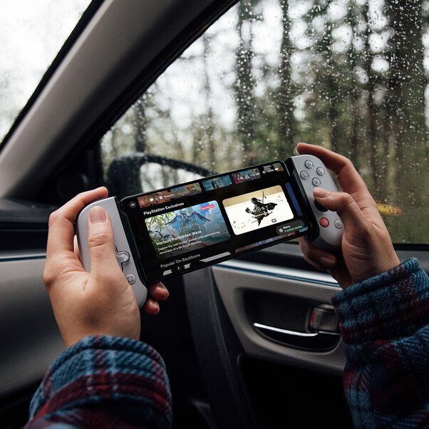 Sie sehen das Produktbild 06 von Backbone One Mobiler Gaming Controller, Playstation Edition mit Lightning, weiß Backbone One Mobiler Gaming Controller, Playstation Edition mit Lightning, weiß