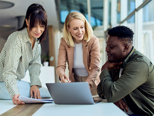 Foto mit mehreren Personen die zusammen arbeiten