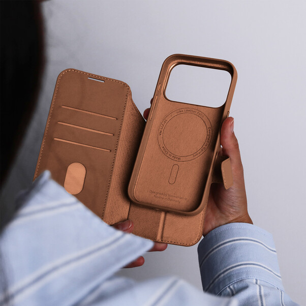 Sie sehen das Produktbild 04 von Vonmählen Kunstleder-Folio für iPhone 17 Pro Max, braun Vonmählen Kunstleder-Folio für iPhone 17 Pro Max, braun