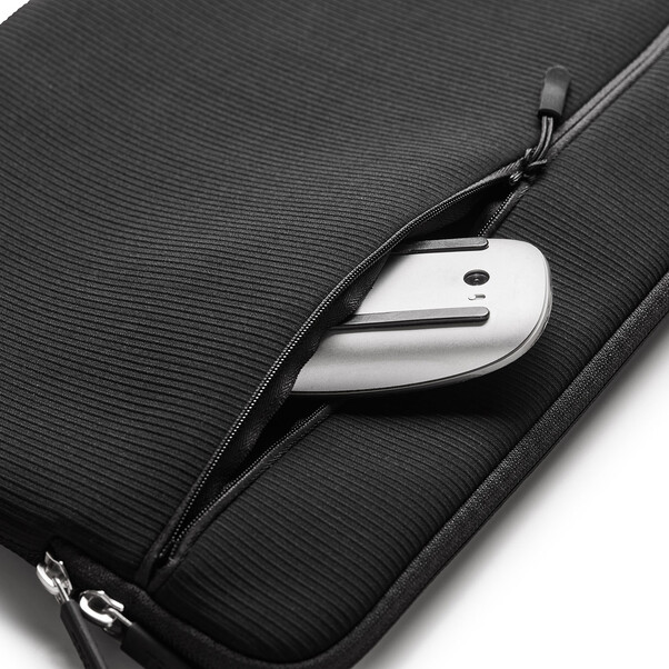 Sie sehen das Produktbild 02 von Trunk Textile Neopren Sleeve gerippt für MacBook Air/MacBook Pro 15" mit Tasche, schwarz Trunk Textile Neopren Sleeve gerippt für MacBook Air/MacBook Pro 15" mit Tasche, schwarz