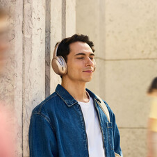 Sie sehen das Produktbild 09 von JBL Tour One M3 Over-Ear Kopfhörer, champagner JBL Tour One M3 Over-Ear Kopfhörer, champagner