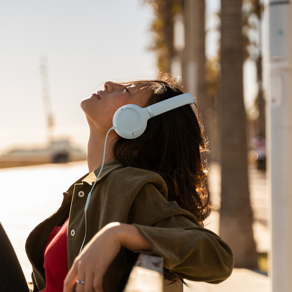 Sie sehen das Produktbild 06 von JBL TUNE530C, kabelgebundener On-Ear Kopfhörer, weiß JBL TUNE530C, kabelgebundener On-Ear Kopfhörer, weiß