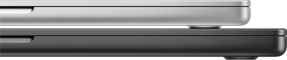Zwei Apple Laptops liegen übereinander, der graue obere Laptop ist etwas kleiner als der schwarze Laptop darunter.