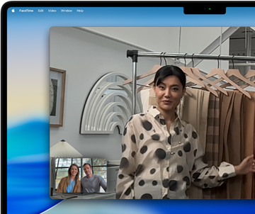Ein Videoanruf auf einem MacBook Pro. Eine Frau präsentiert ihren zwei Gesprächspartnern Stoffe. Dank Center Stage bleibt sie während ihrer Bewegungen immer automatisch im Bildfokus